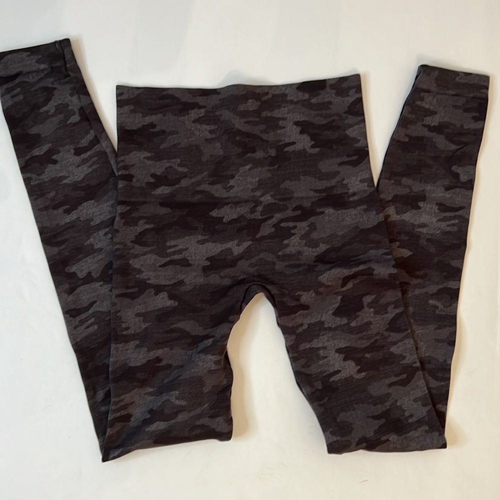 SPANX Leggings Tights Black gray Camo camouflage ladies size‎ Small inseam 24” - Picture 4 of 11